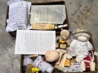二つの行李に納められた、戦時中の書簡とお人形や置物などの遺品