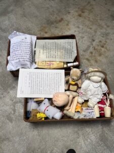 二つの行李に納められた、戦時中の書簡とお人形や置物などの遺品