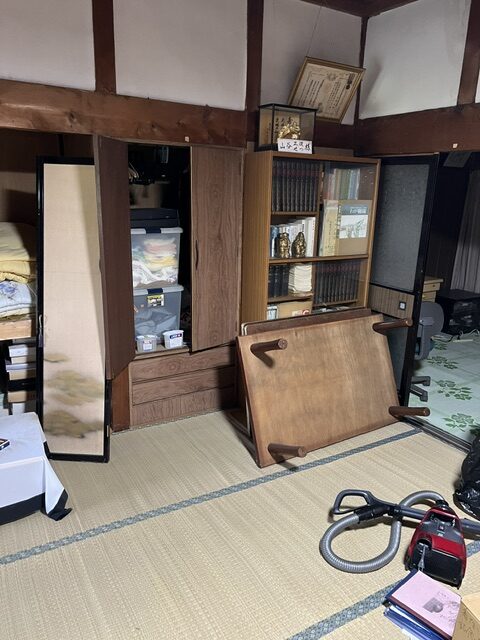 整理前の茶の間、書棚や座卓がそのまま残る