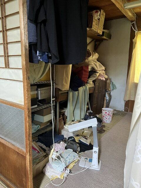押し入れに残された衣類の数々