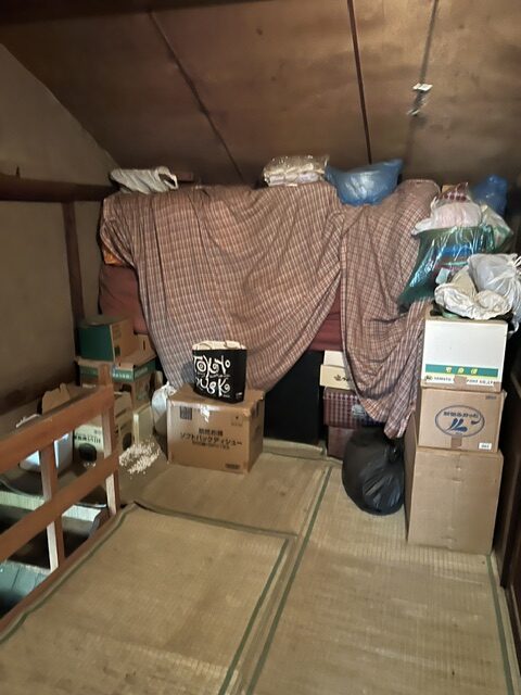 二階の物置、布団や季節の荷物