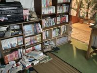 本棚に並ぶ蔵書、暮らしの跡