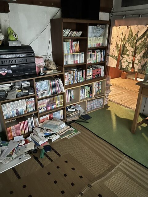 本棚に並ぶ蔵書、暮らしの跡