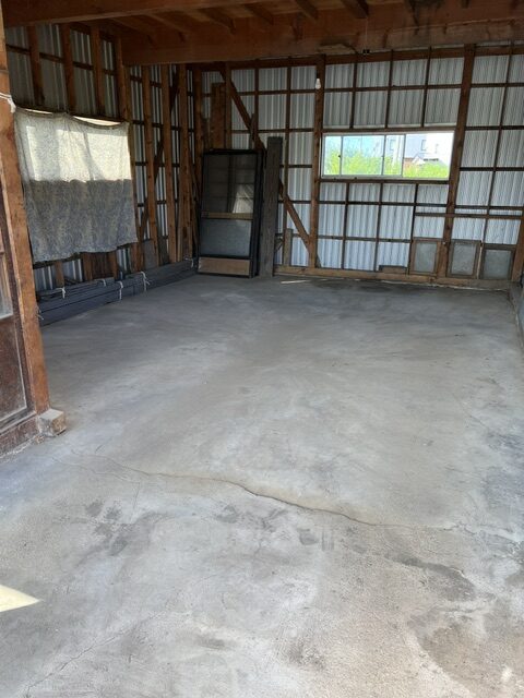 小屋の内部、木材の骨組み