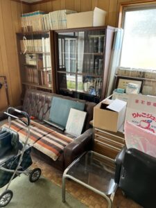 本棚やソファ、段ボール箱で埋まった整理前の部屋