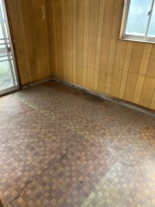 木の壁と床だけが残る、整理後の空っぽの部屋